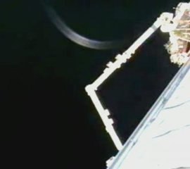 ovni en forme d'anneau tout près de la station spatiale