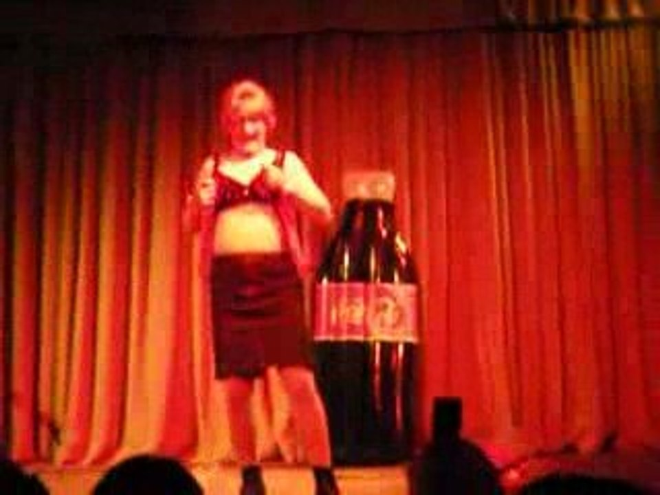 edith Schröder strippt