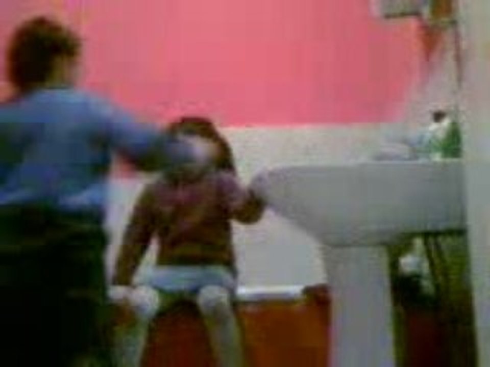 grand frere mais  un coup de poing  à ptite  soeur  mdrrrrrr