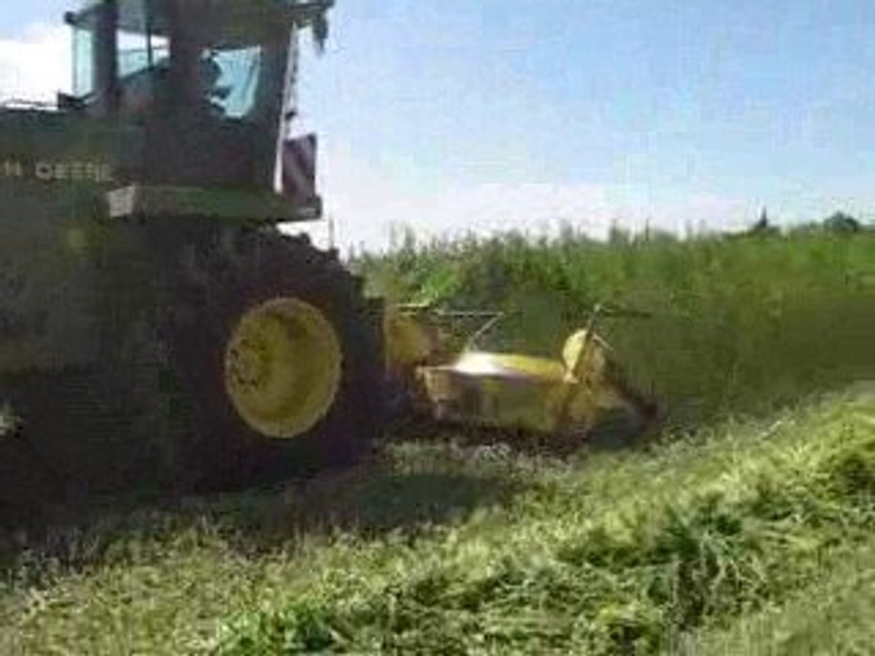 Mise en route ensileuse 6910 dans du chanvre