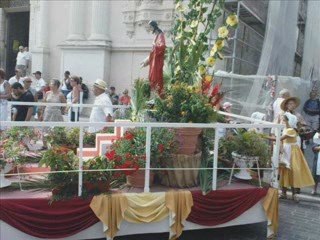 défilé d'anciennes voitures et de 300 paysans