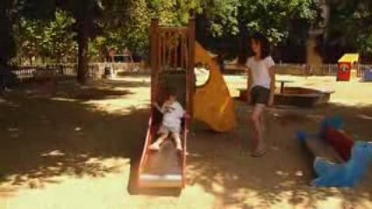 Arthur et Jenny font du toboggan