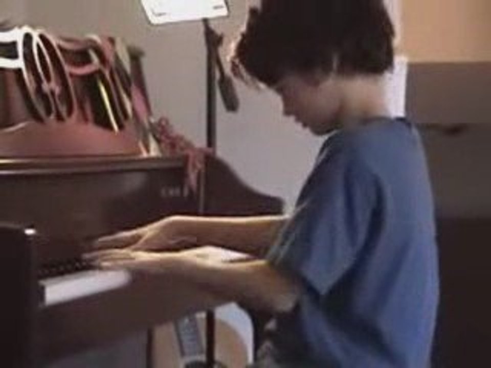 Bach  Prelude in C minor - unknown young pianist