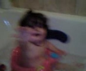 Elisa patauge dans le bain