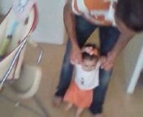 Elisa marche avec papa