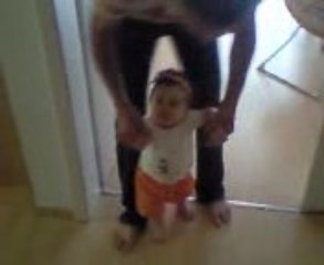 Elisa marche avec papa (2)