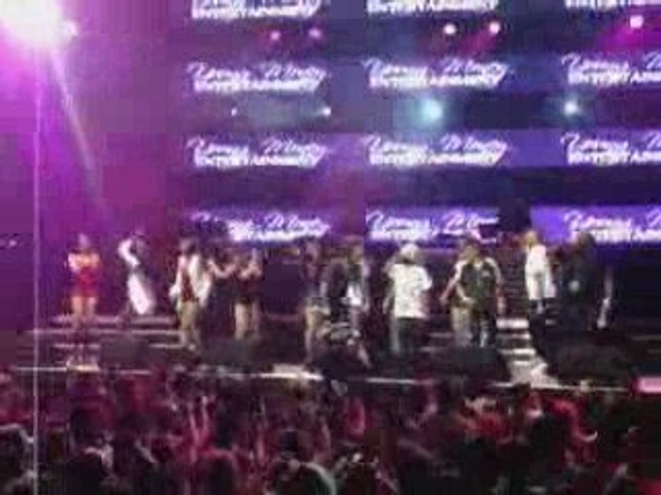 Chris Brown dancing to Billie Jean at Lil Waynes concert