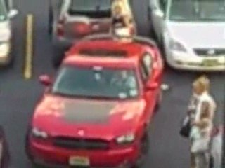 Kobieta wyjeżdżająca z parkingu