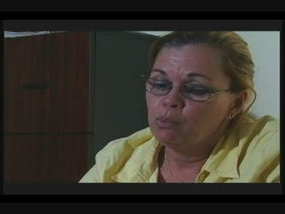 Ella trabaja