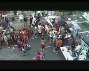 repartiendo pasteles en las fiestas 2009