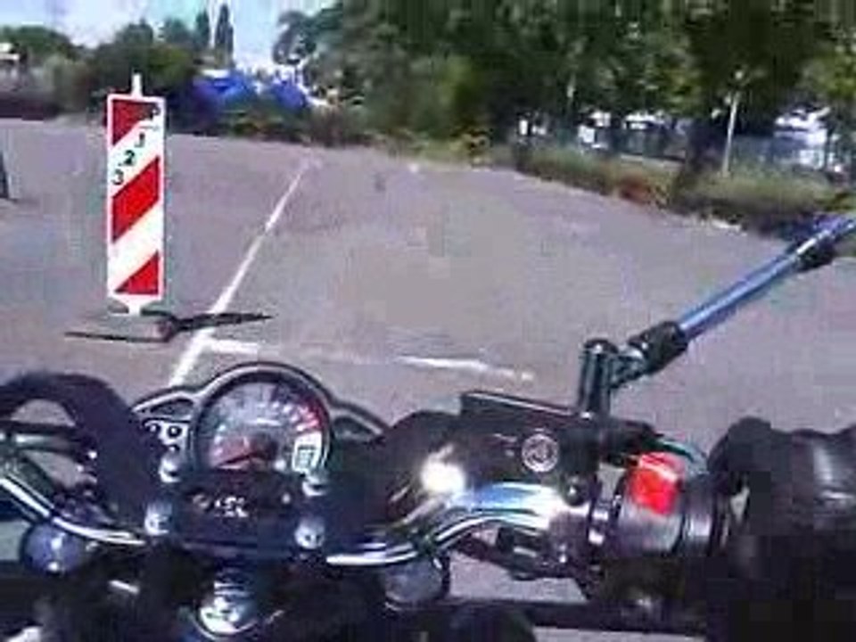 Julien travaille le lent du permis moto