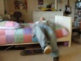 Régis fait du skate sur son lit