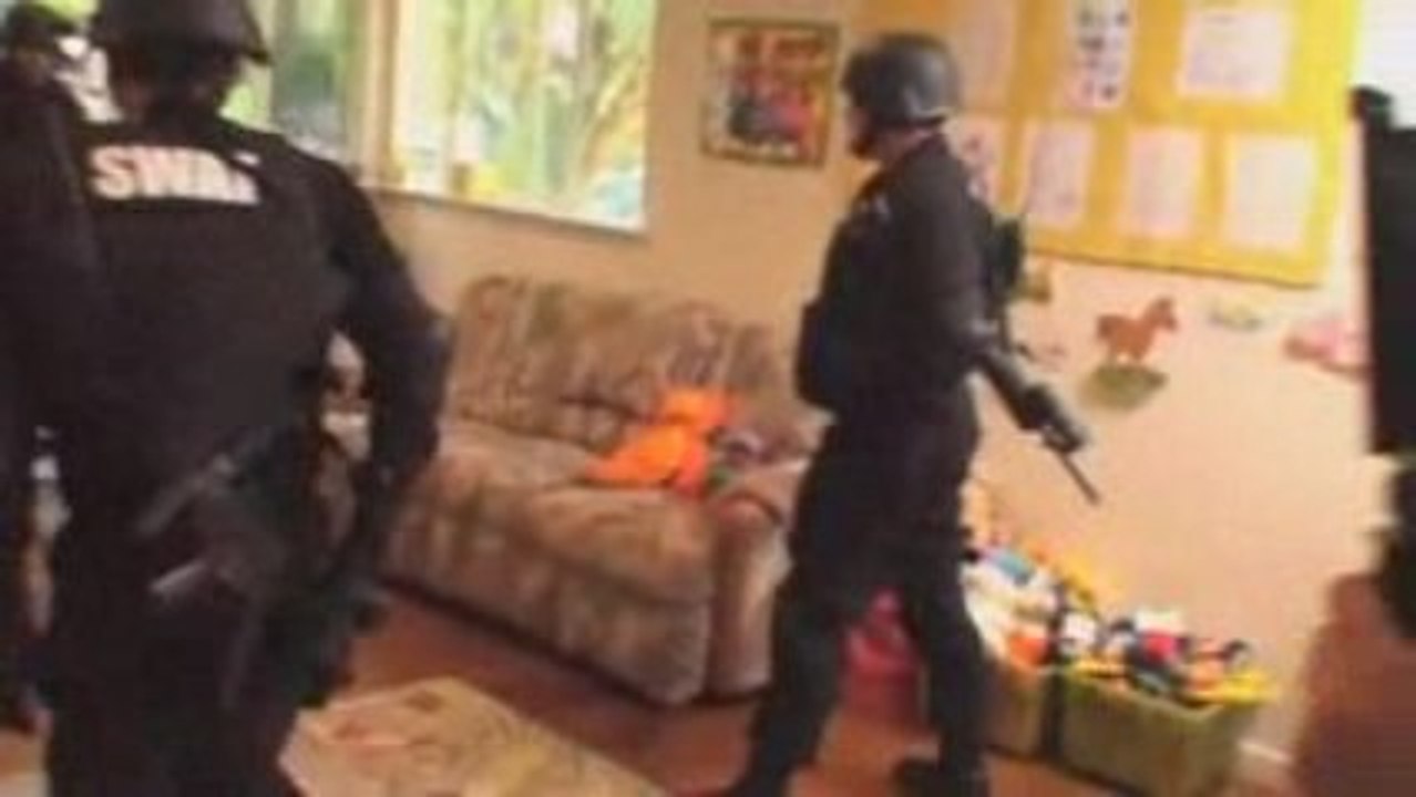 SWAT busting down doors *Comedy*