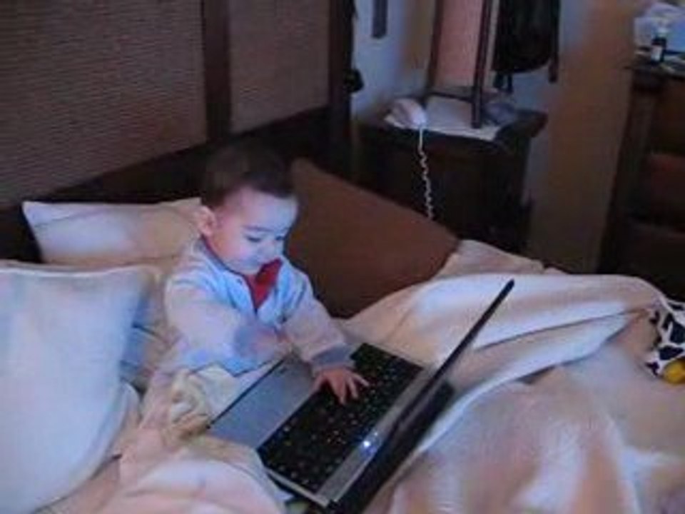 Santiago navegando en internet