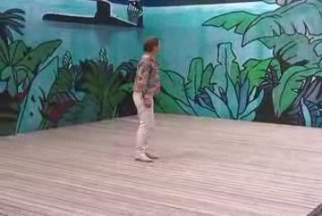 comedienne sur  le plateau des jardins d'arc-et-senns