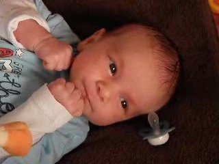 hugo qui suce son pouce le 30 07 09