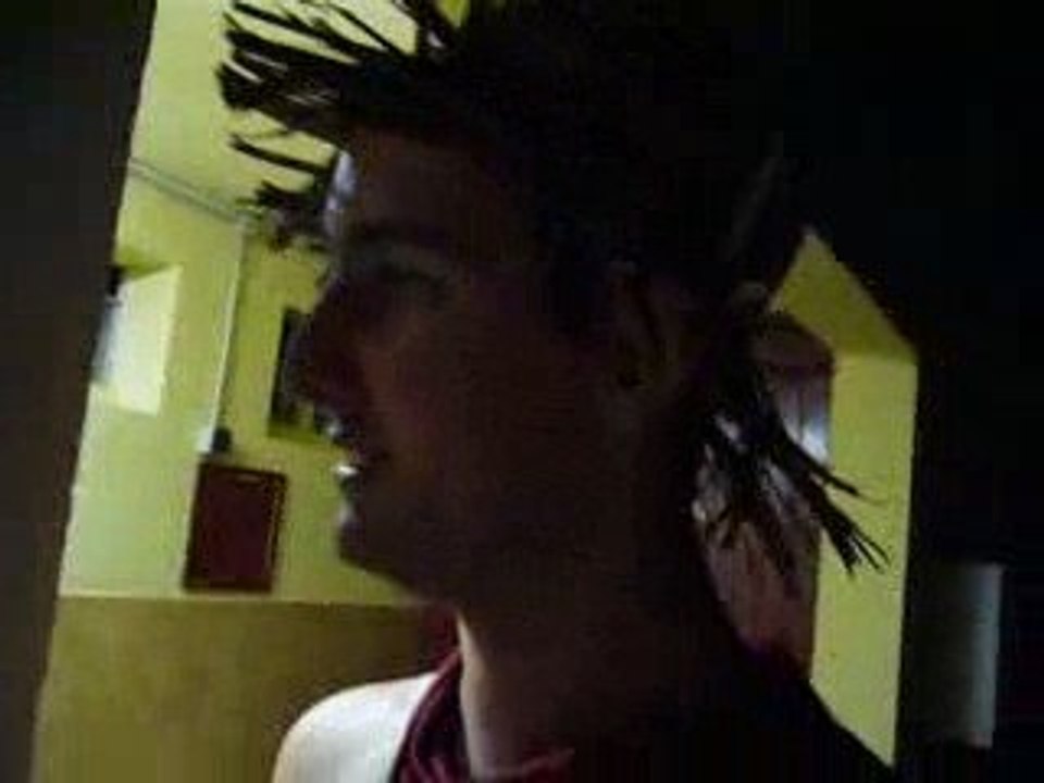 David raconte comment il s'est pris un coup d'boule...