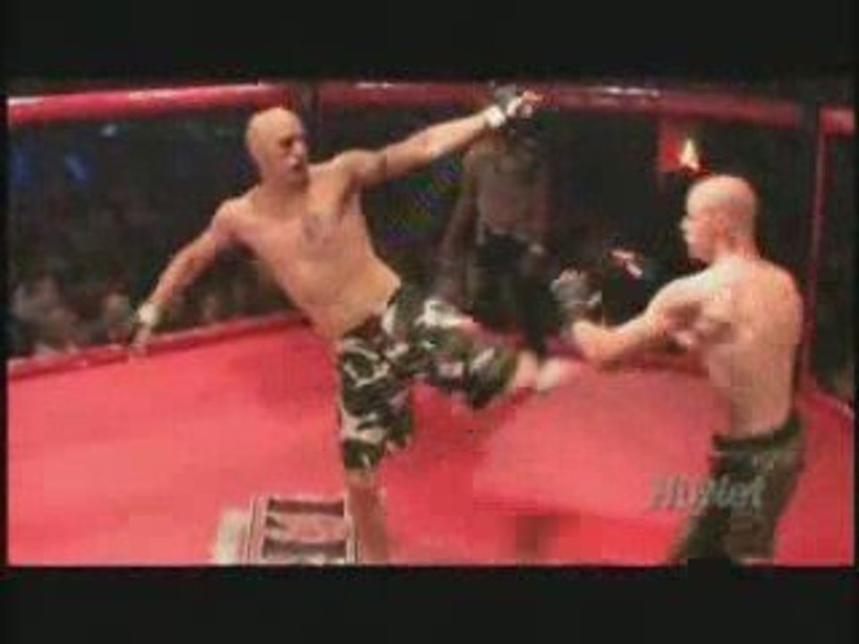 QUAND ON VOUS DIT DE GARDER LES MAINS EN HAUT !!!