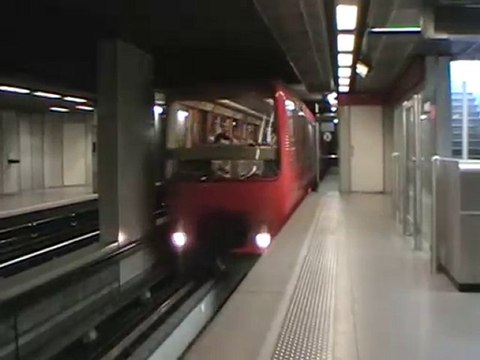 MPL85 : Arrivée à la station Saxe Gambetta sur la ligne D du métro de Lyon