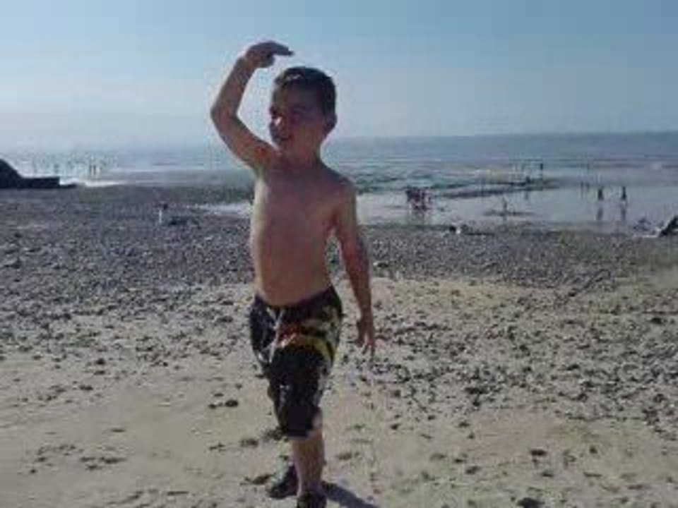 THEO TOUJOURS A LA PLAGE x'D