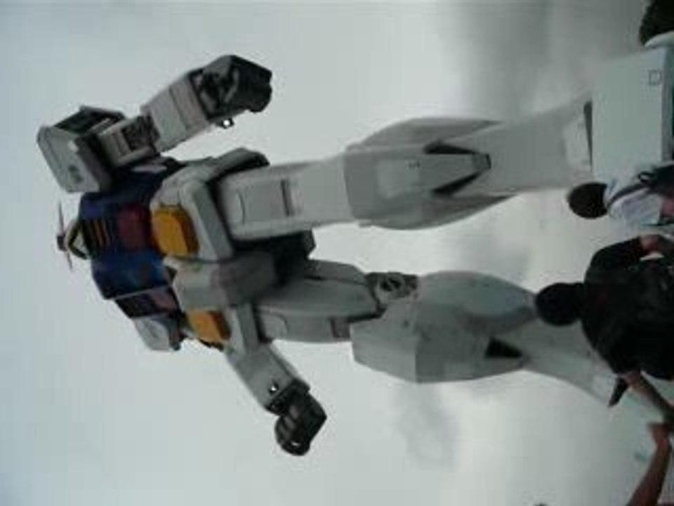 Pourtant le gundam avait bougé >_