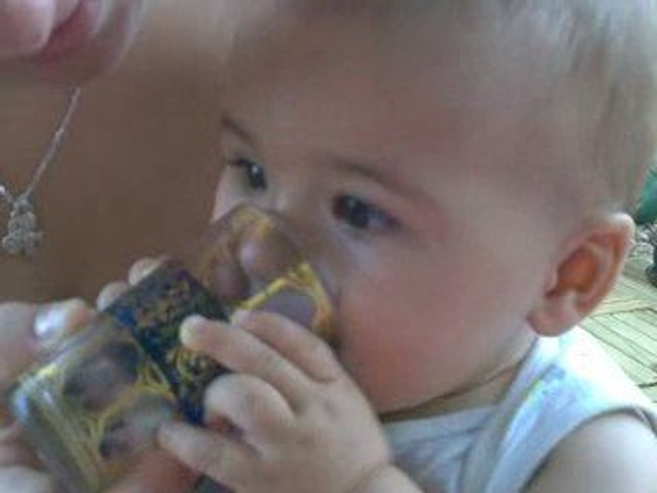 nono boit déja au verre.Comme un grand.2