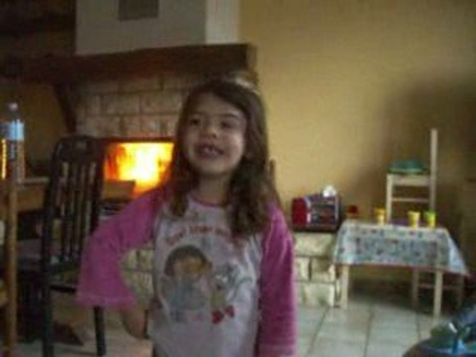 Soléane chante Petit Papa Noël...