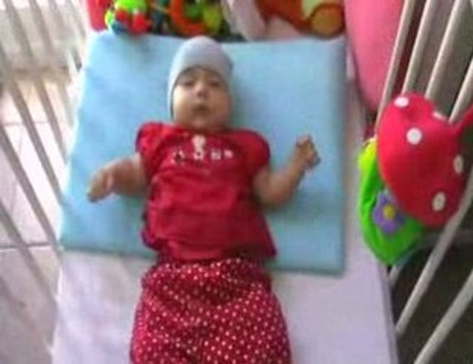 La petite fille à pois blancs