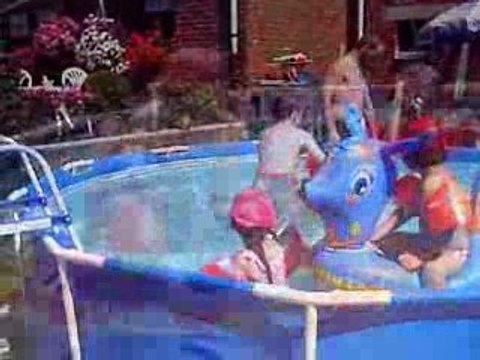 nini chez parrain dans la piscine