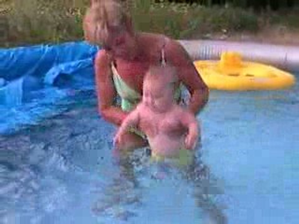 Léo dans la pisicne avec Mamou