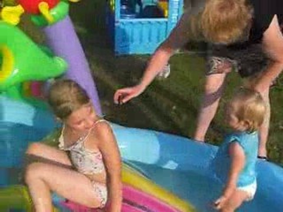 Célia s'éclate dans l'eau :)