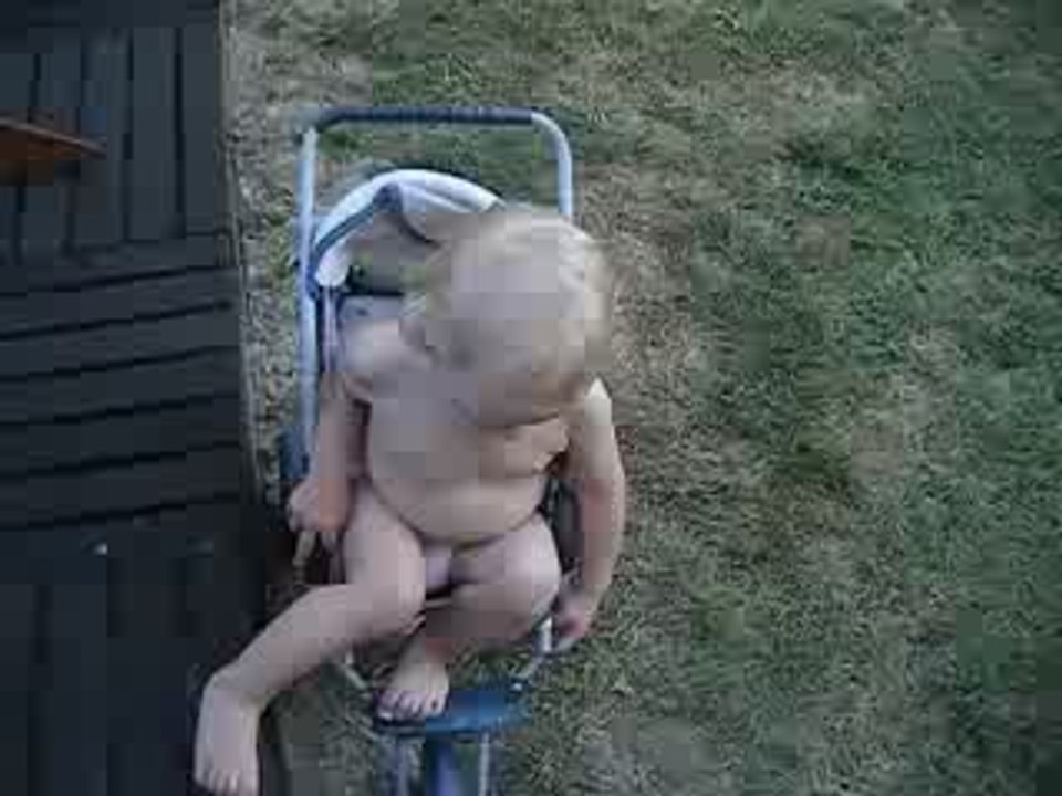 bb fait une cascade en poussette