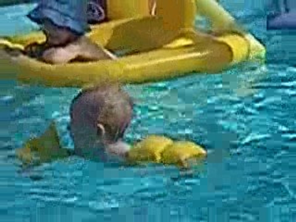 bébé nage seul