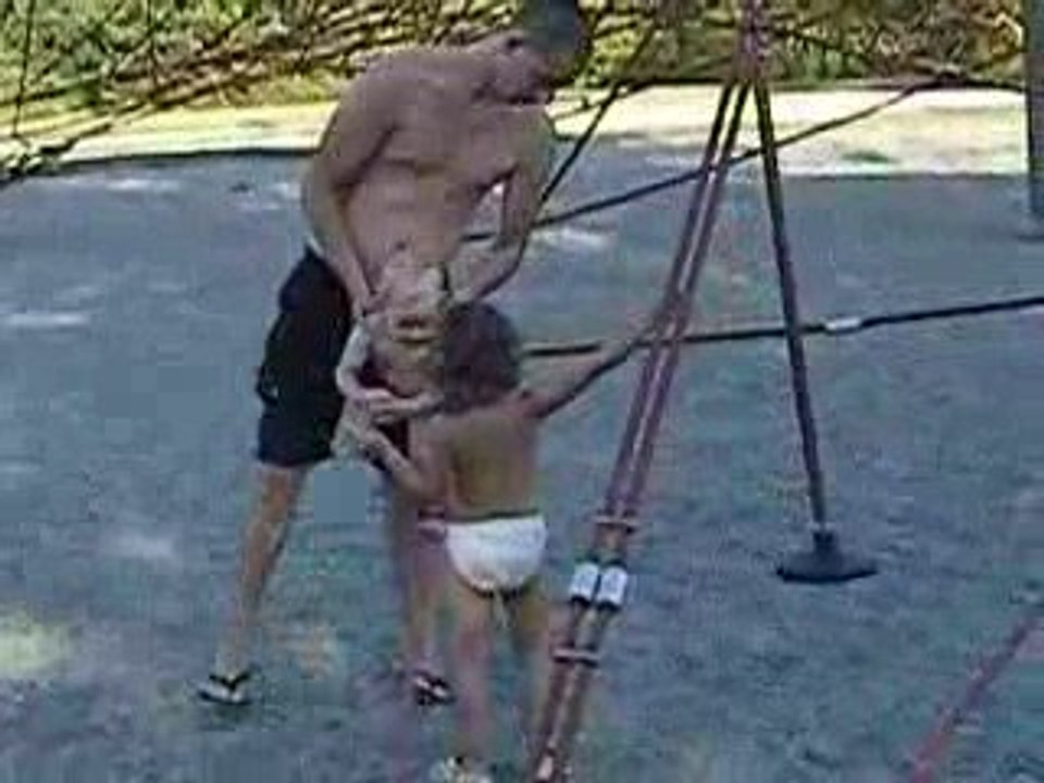 bébé joue sur la toile d'araignée