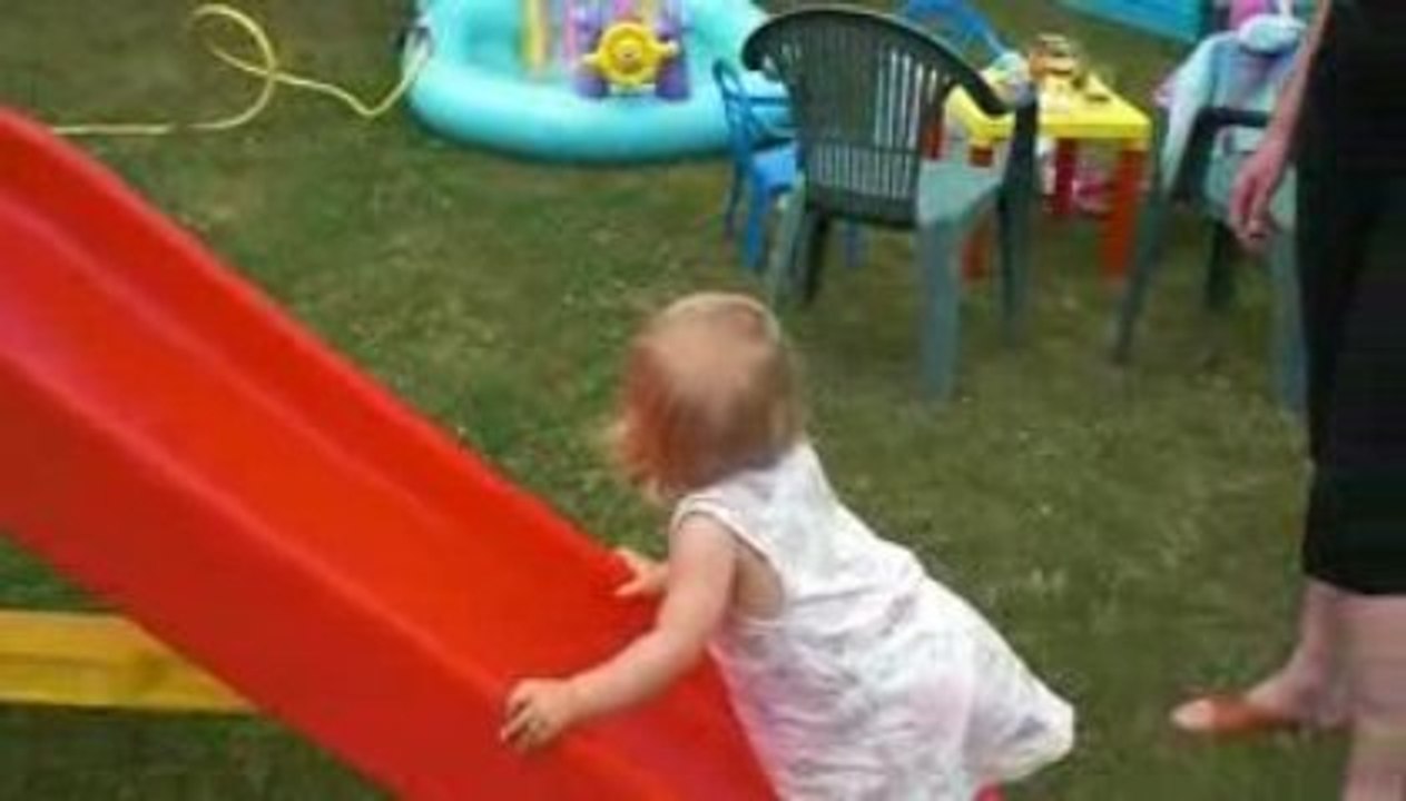 Célia fait du toboggan!
