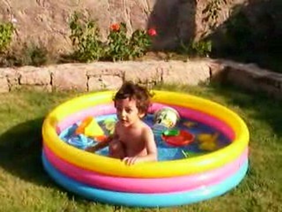 Ayvalıkta Şişme Havuzda barış