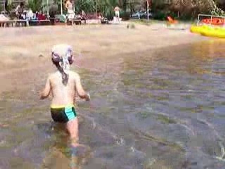 Deniz kenarında taş atan barış