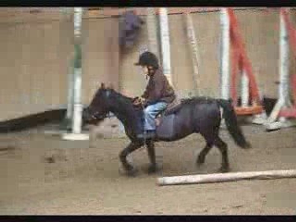 Ilana et Noam font de l'équitation