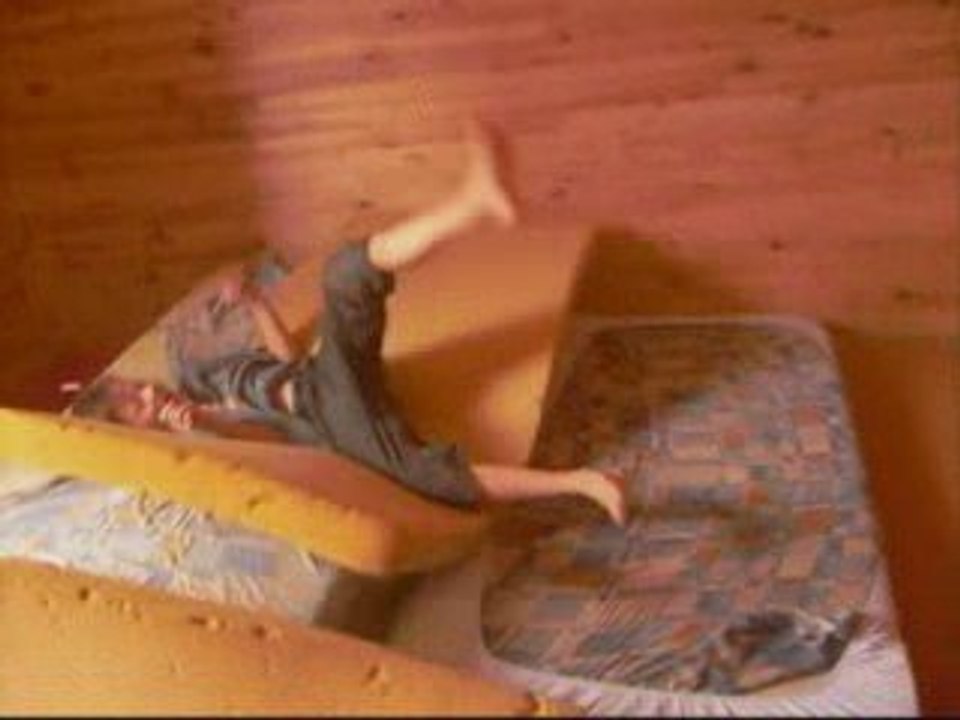 chute sur un matelas