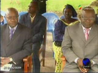 Rosalie Kama reçoit un guide sur l’hygiène de la bouche