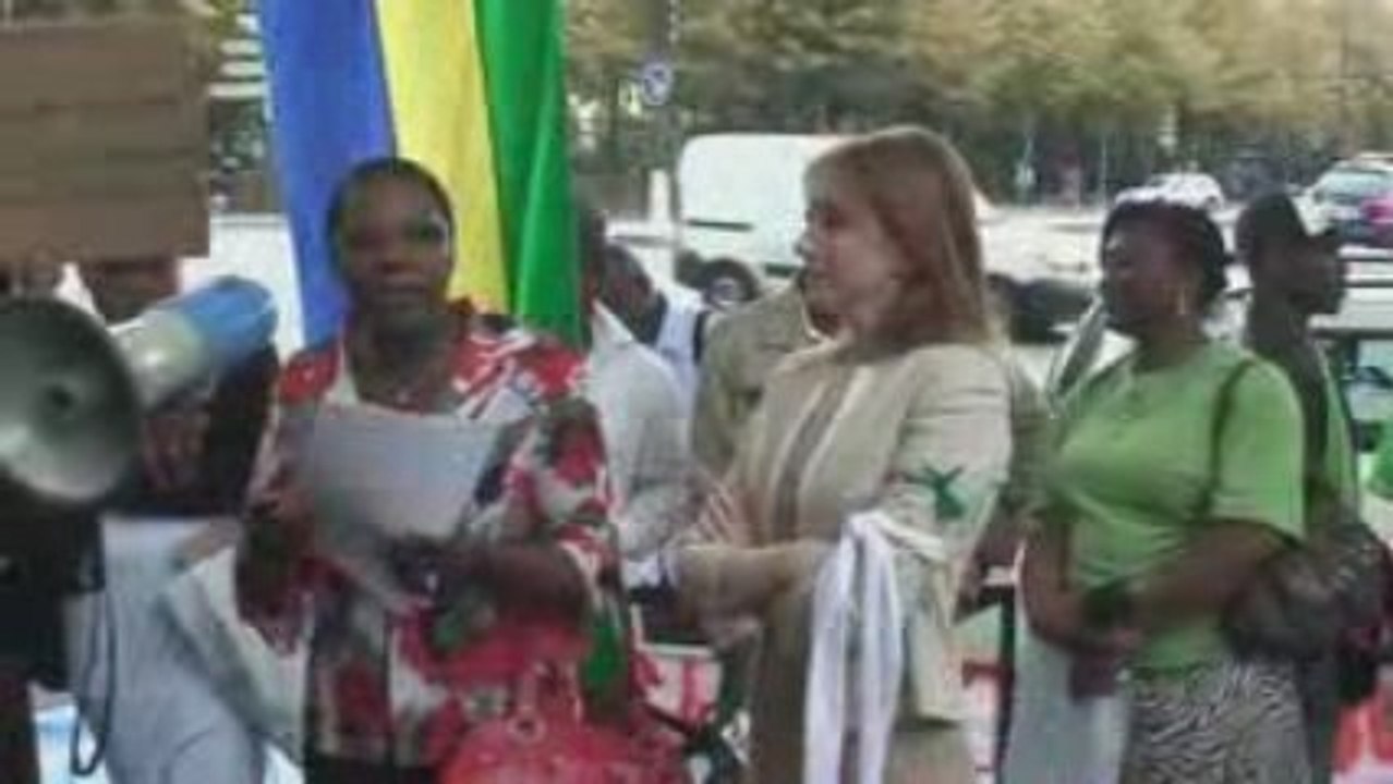 Manifestation des Gabonais devant l'ambassade du Gabon