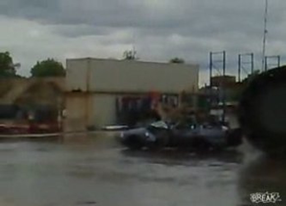 Crane σκοτώθηκαν το αυτοκίνητο με το νερό!