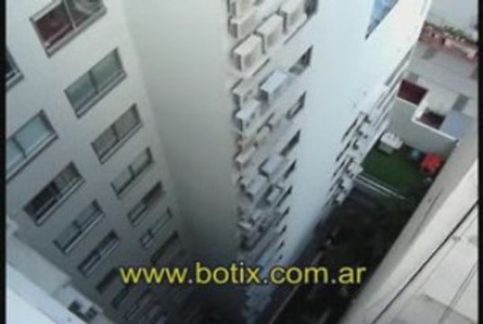 Protección de balcones con red transparente para evitar aves