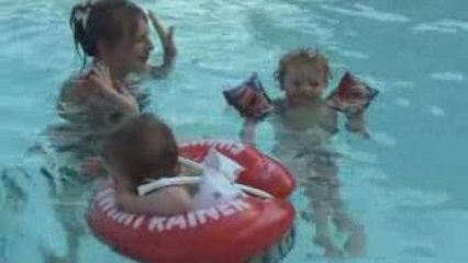 Gabin et Tom a la piscine