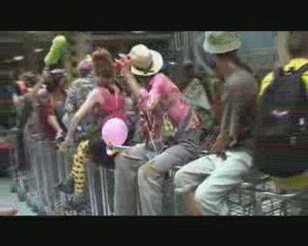 Nantes : manif à l'aéroport des clowns activistes