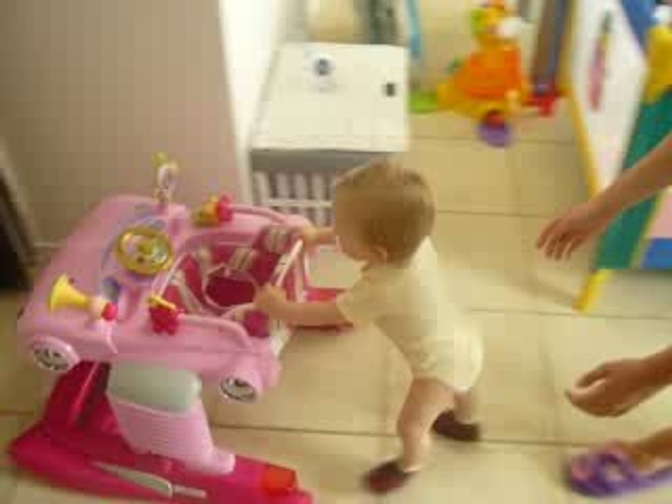 Luna pousse son trotteur