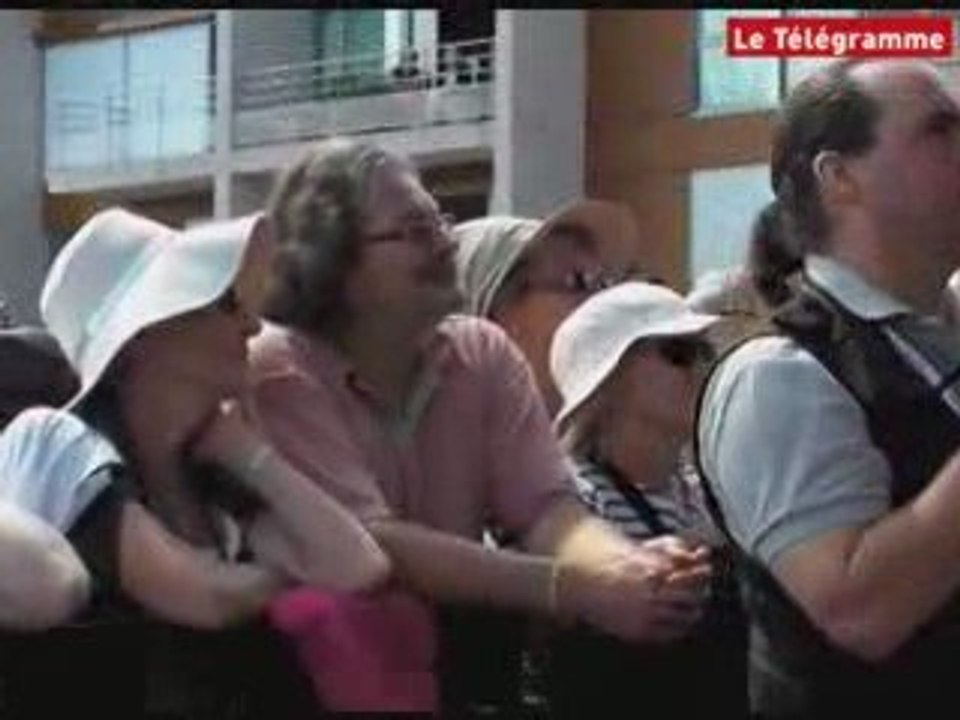 Paimpol. Le bagad de Lokoal Mendon au Chant de marin