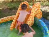 lilou et titi à la piscine