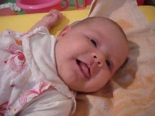 Lola fait des sourires