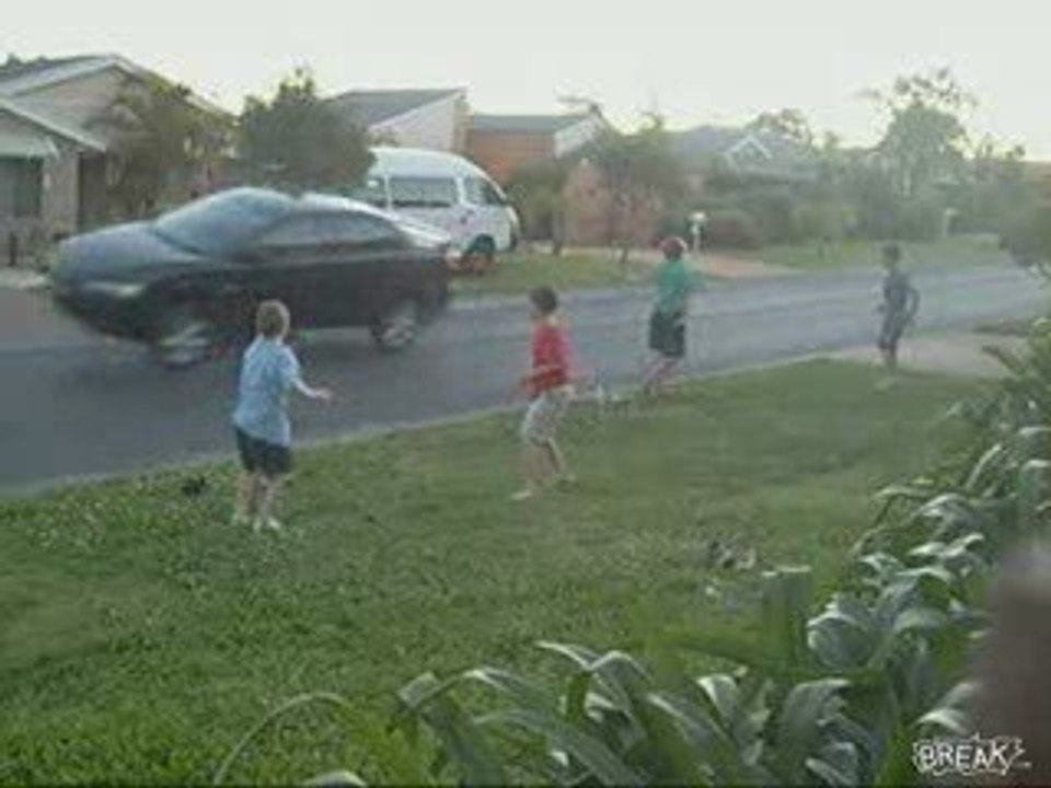Autofahrer übersieht Skateboardrampe